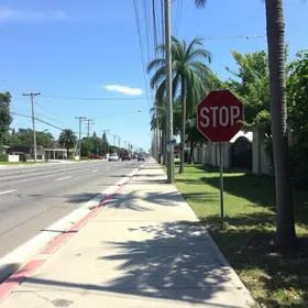 uso indevido de calçada na Avenida Santo Amaro