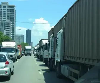 veículos de cargas estacionados irregularmente em SP